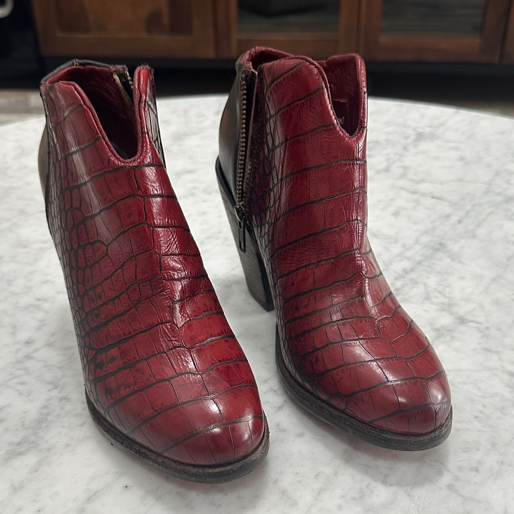 Freebird Detroit 7 New Red Crocodile-Embossed Ankle Boots